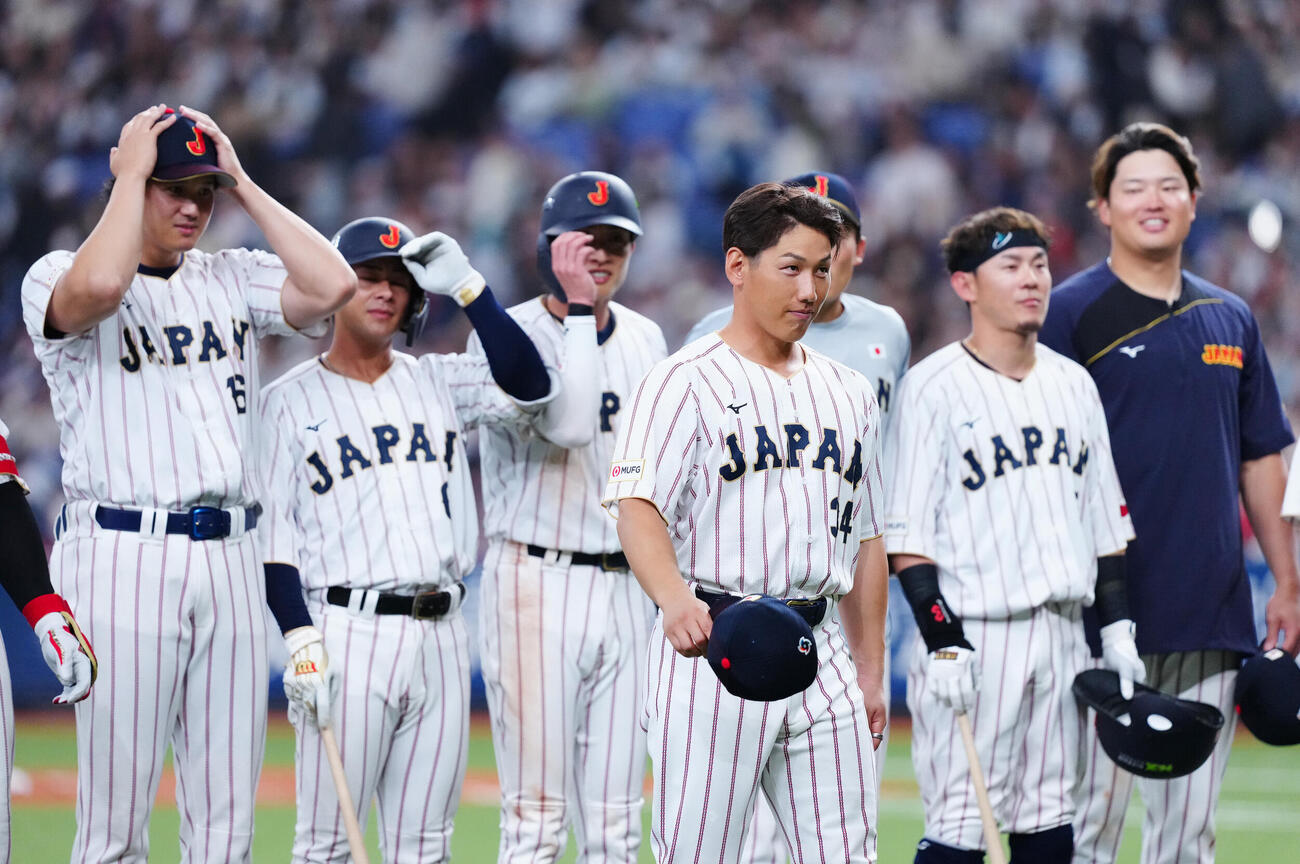 日本対オリックス　試合後、あいさつする吉田（手前）ら侍ジャパンの選手たち（撮影・垰建太）