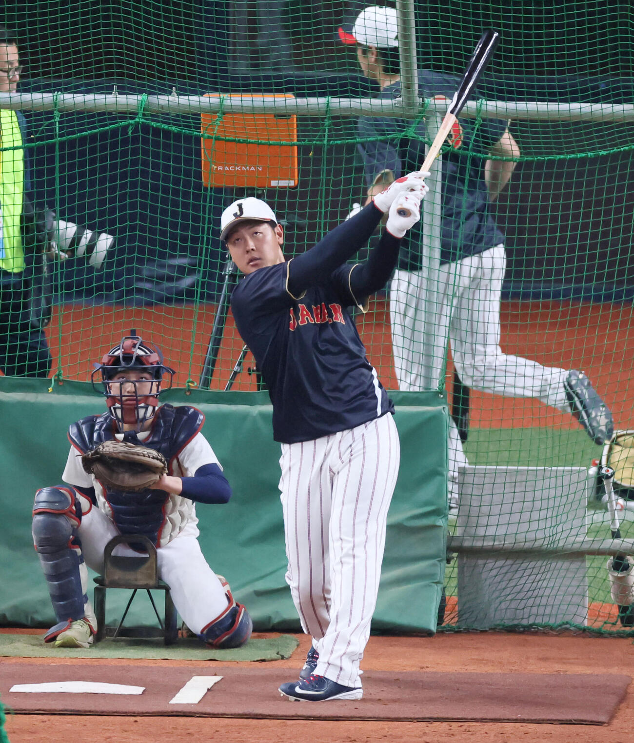 日本対オリックス　打撃練習する岡本（撮影・加藤哉）