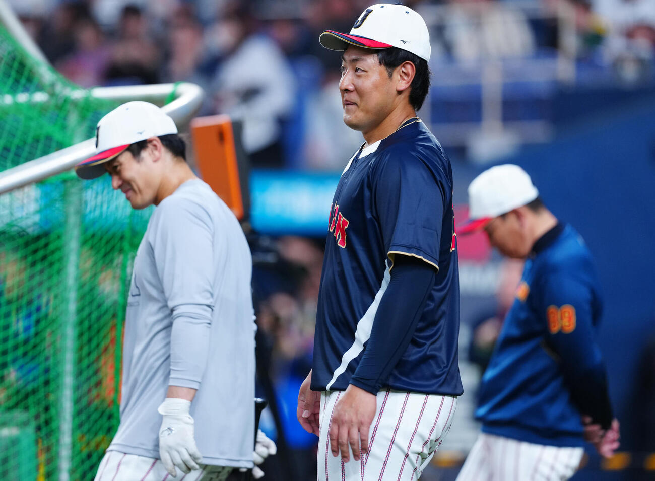 日本対オリックス　試合前練習中、おどけた表情を見せる岡本（撮影・垰建太）