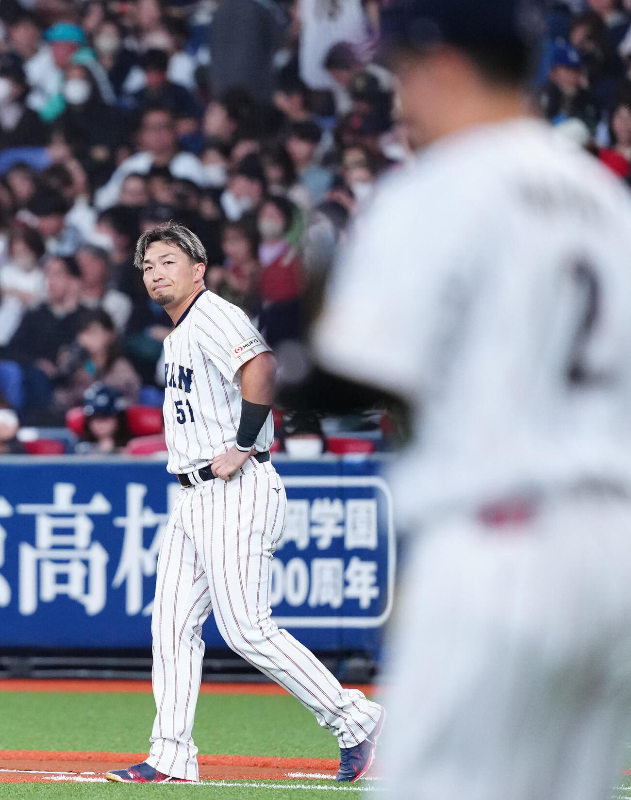 日本対オリックス　4回表日本2死、二邪飛に倒れ渋い表情の鈴木（撮影・垰建太）