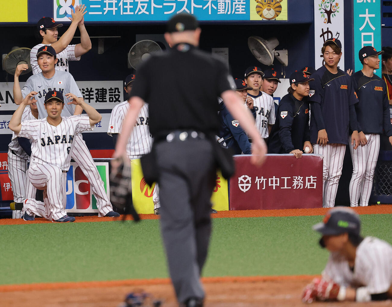 オリックス対日本　9回表日本2死一、二塁、大谷（左奥）は仲田を刺したオリックスの中継プレーに拍手を送る（撮影・上田博志）