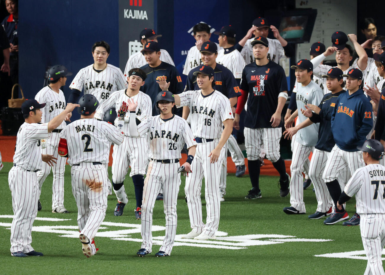 オリックス対日本　9回表、オリックスに敗れたが適時二塁打を放った牧（左）を出迎えに出る日本ナイン（撮影・加藤哉）