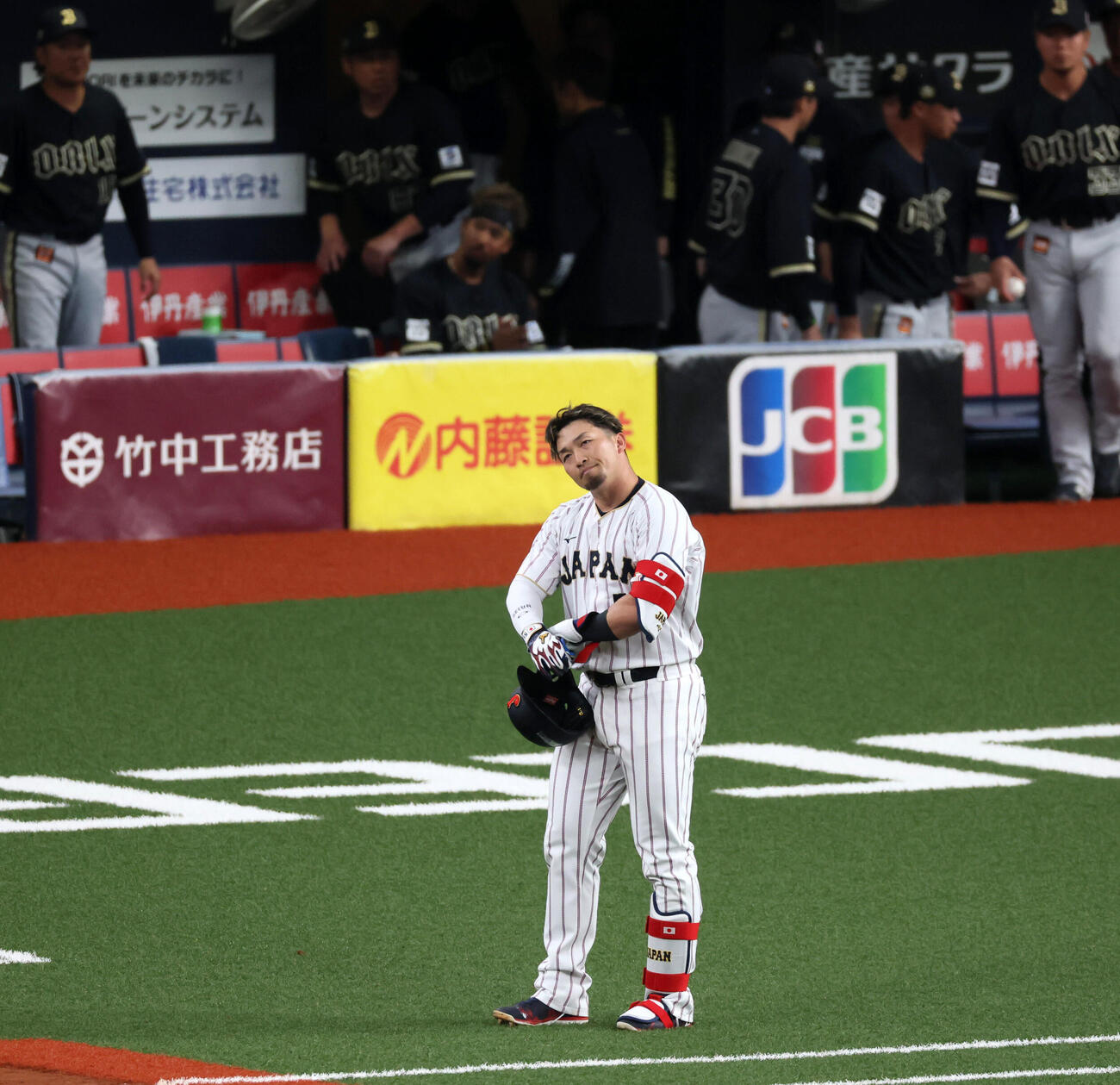 オリックス対日本　4回表日本2死、二邪飛に倒れた鈴木（撮影・加藤哉）
