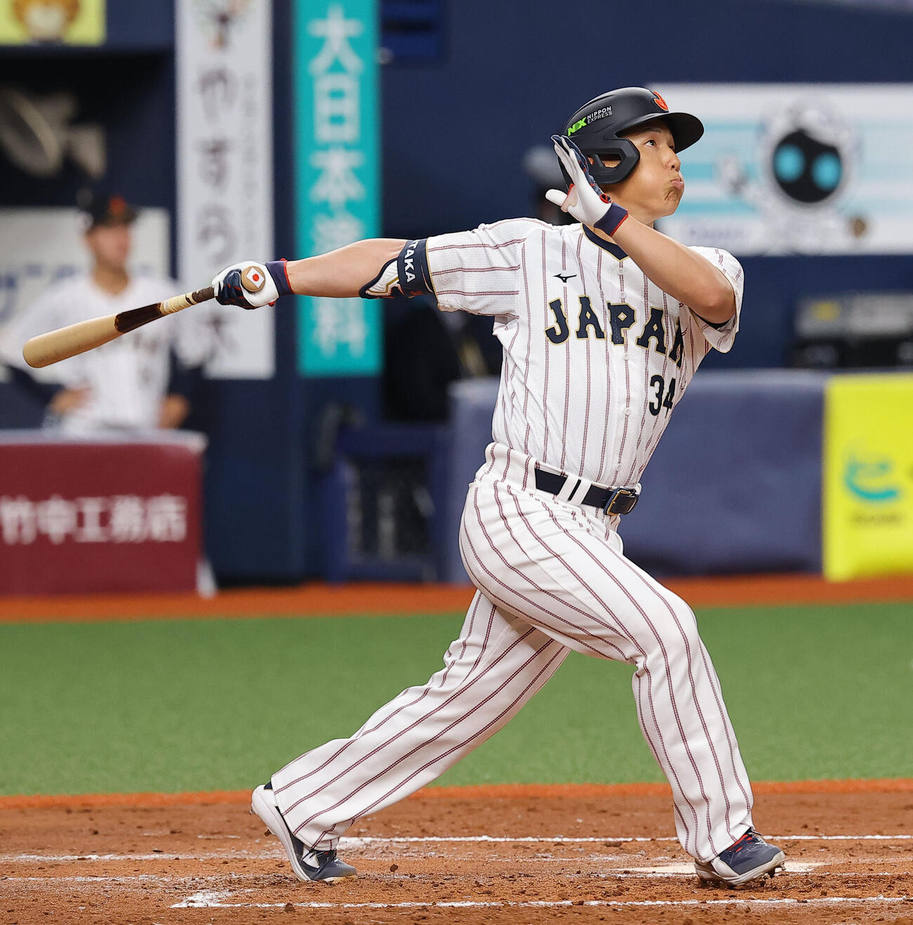 オリックス対日本　5回表日本1死、吉田は右越えに本塁打を放つ（撮影・上田博志）