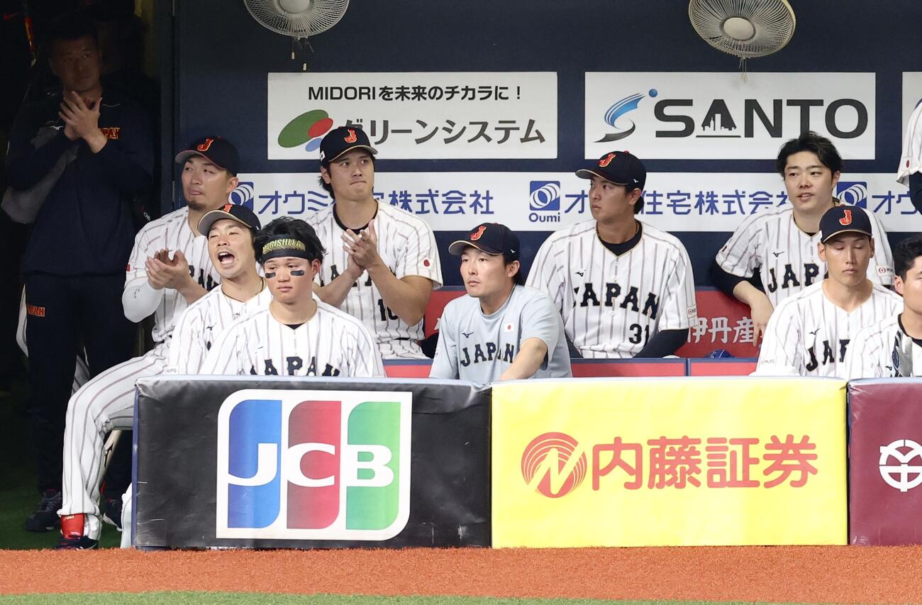 日本対オリックス　9回表、戦況を見守る大谷（後方左から2人目）ら日本ナイン（撮影・河田真司）