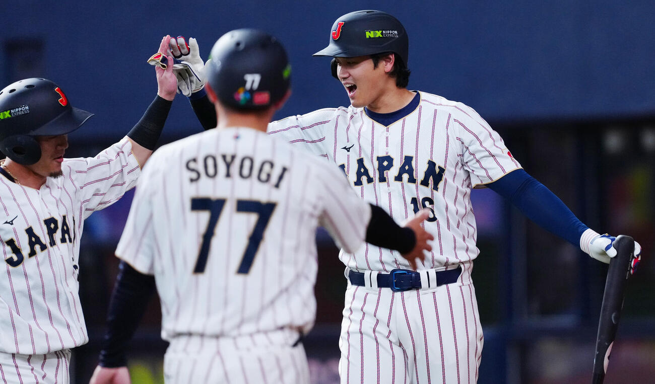 日本対オリックス　6回表の攻撃を終え安打を放った牧原（左）を出迎える大谷（撮影・垰建太）