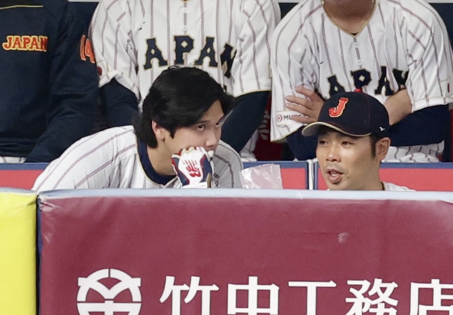 日本対オリックス　6回裏、言葉を交わす大谷（左）と近藤（撮影・河田真司）