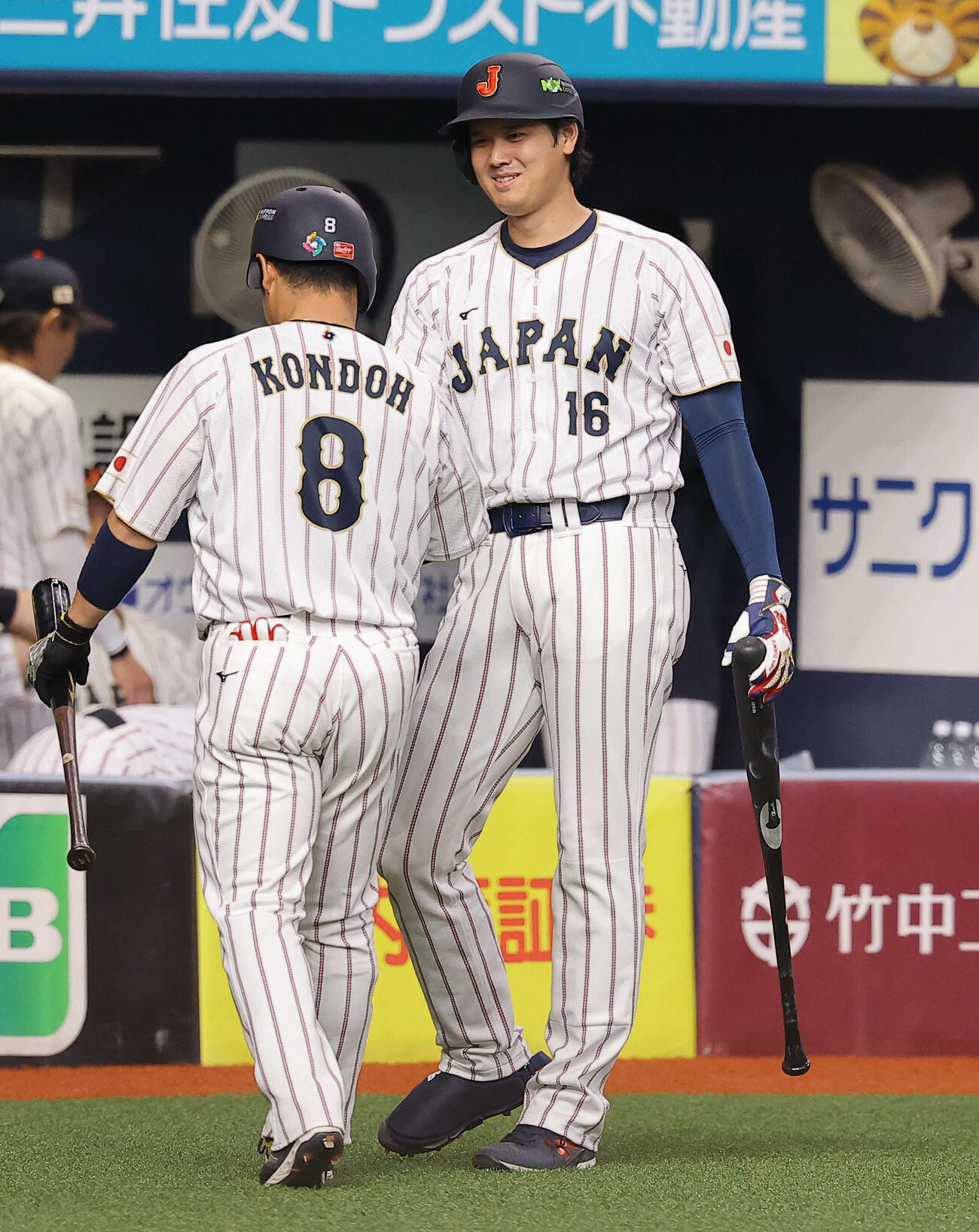 オリックス対日本　6回表日本1死一塁、二直に倒れた近藤（左）を出迎える大谷（撮影・上田博志）