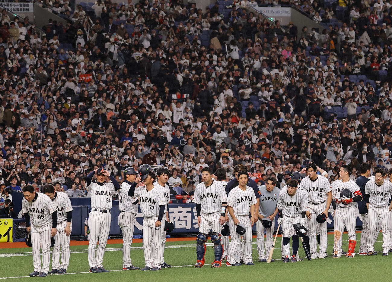 オリックス対日本　試合を終えた大谷（右から3人目）らナインはあいさつをする（撮影・上田博志）