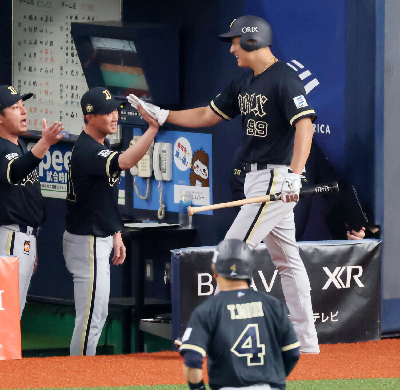 日本対オリックス　1回裏オリックス1死一、二塁、西野の三ゴロの間に生還した二塁走者杉本はベンチの岸田監督（左）とタッチする（撮影・加藤哉）