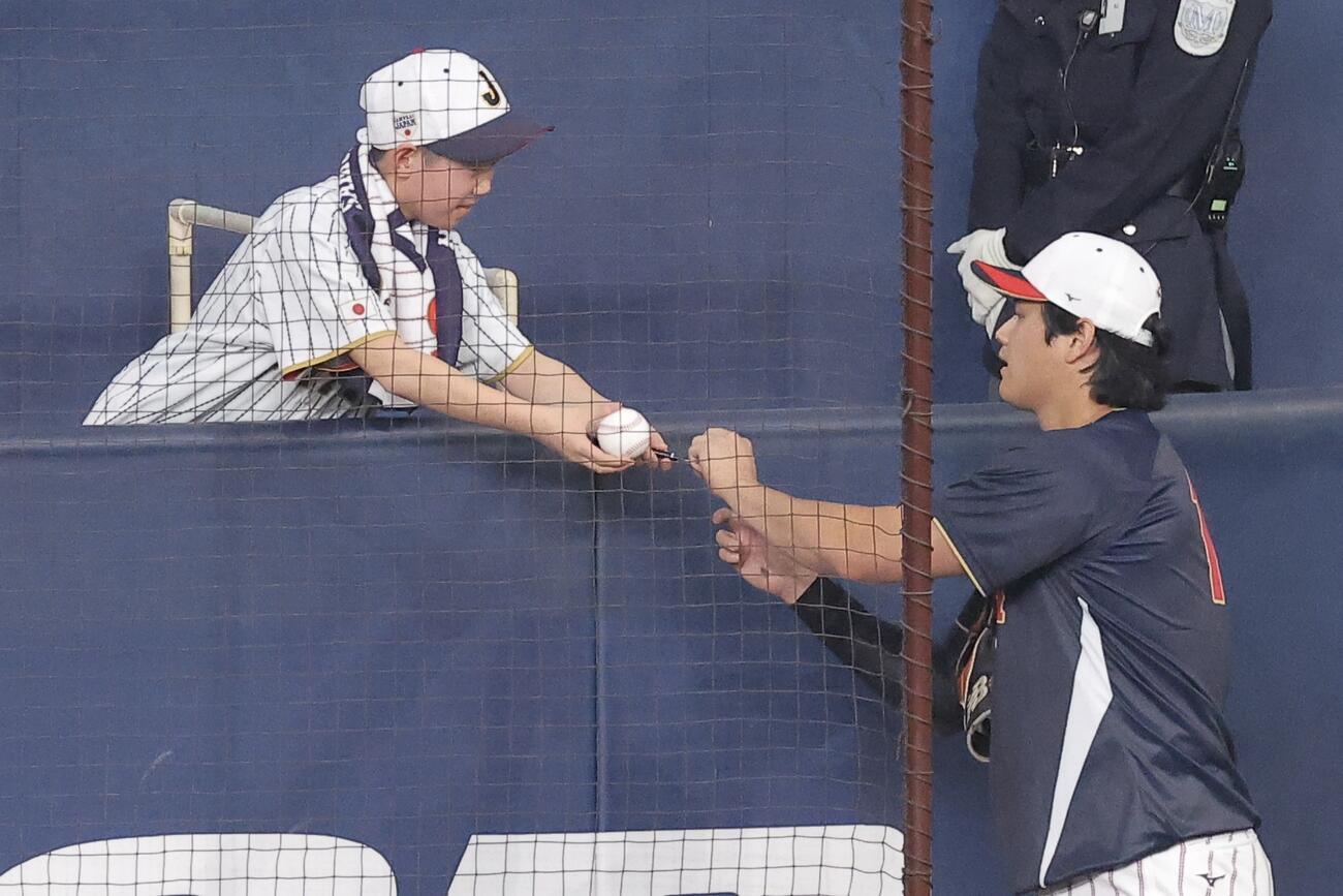 日本対オリックス　試合前、ファンサービスに応じる大谷（撮影・河田真司）