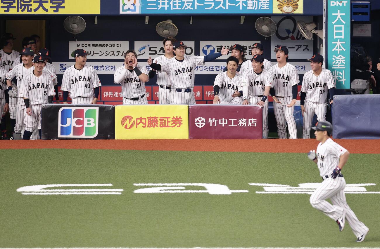 日本対オリックス　5回表日本1死、吉田（手前）が右越えソロ本塁打を放ちベンチから立ち上がる大谷（中央）ら日本ナイン（撮影・河田真司）