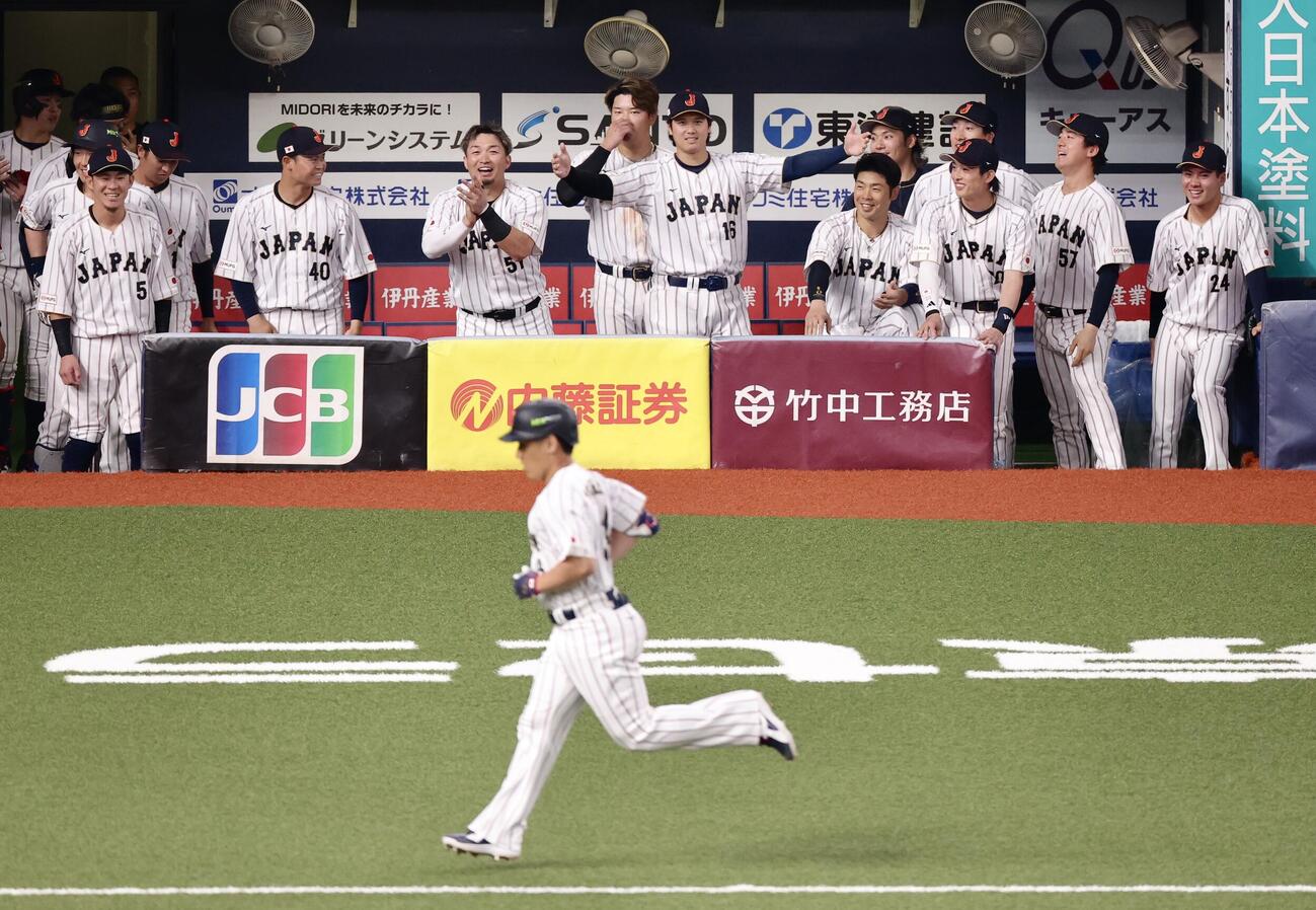 日本対オリックス　5回表日本1死、吉田（手前）が右越えソロ本塁打を放ちベンチから立ち上がる大谷（中央）ら日本ナイン（撮影・河田真司）