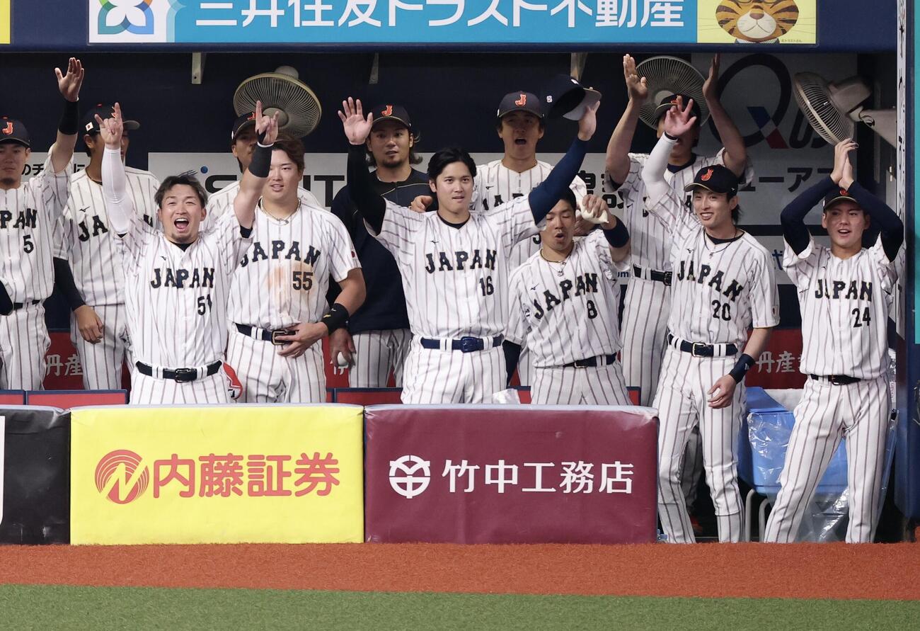 日本対オリックス　5回表日本1死、吉田が右越えソロ本塁打を放ちベンチから立ち上がる大谷（中央）ら日本ナイン（撮影・河田真司）