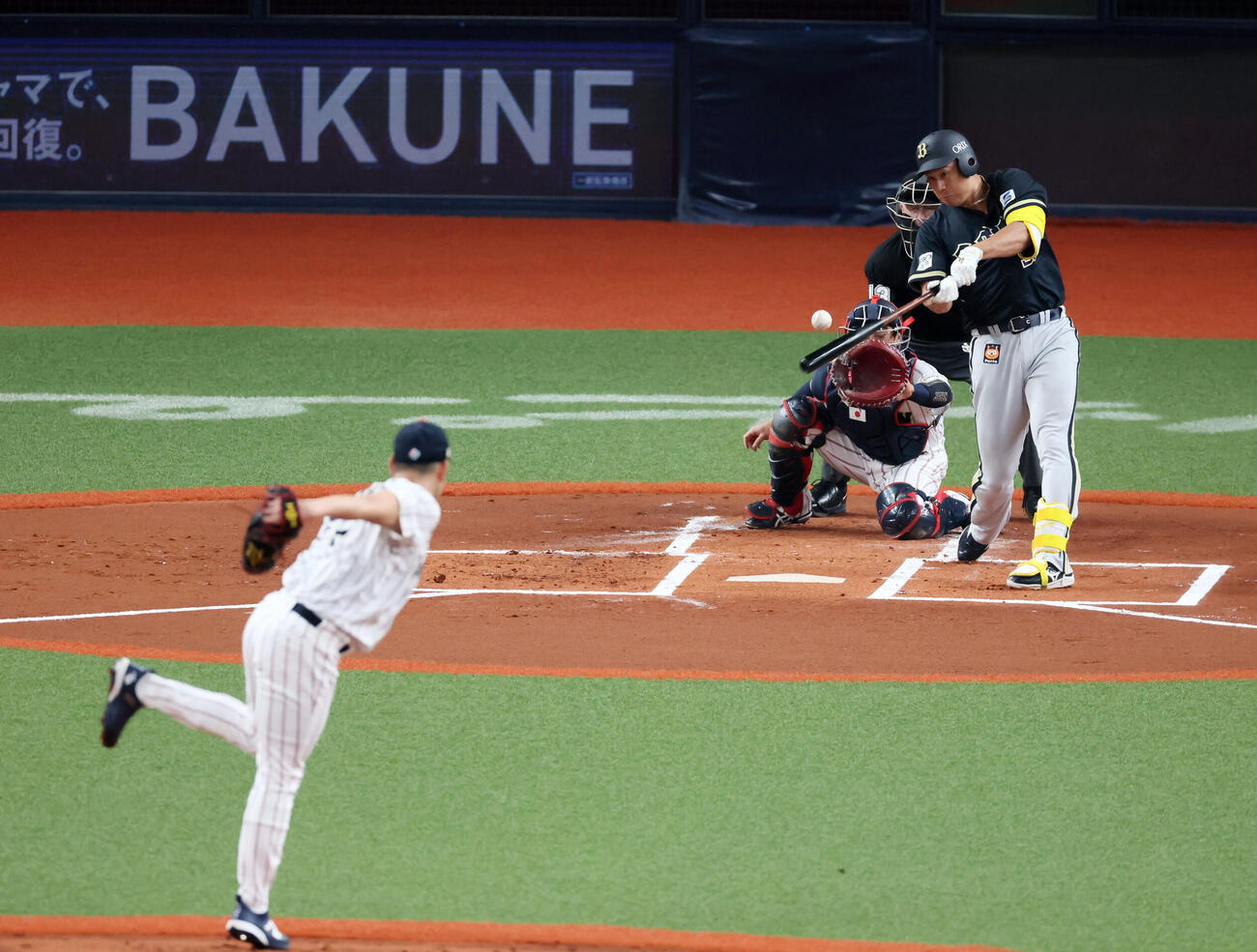 日本対オリックス1回裏オリックス1死一、三塁、杉本は中前適時打を放つ。投手菊池（撮影・加藤哉）