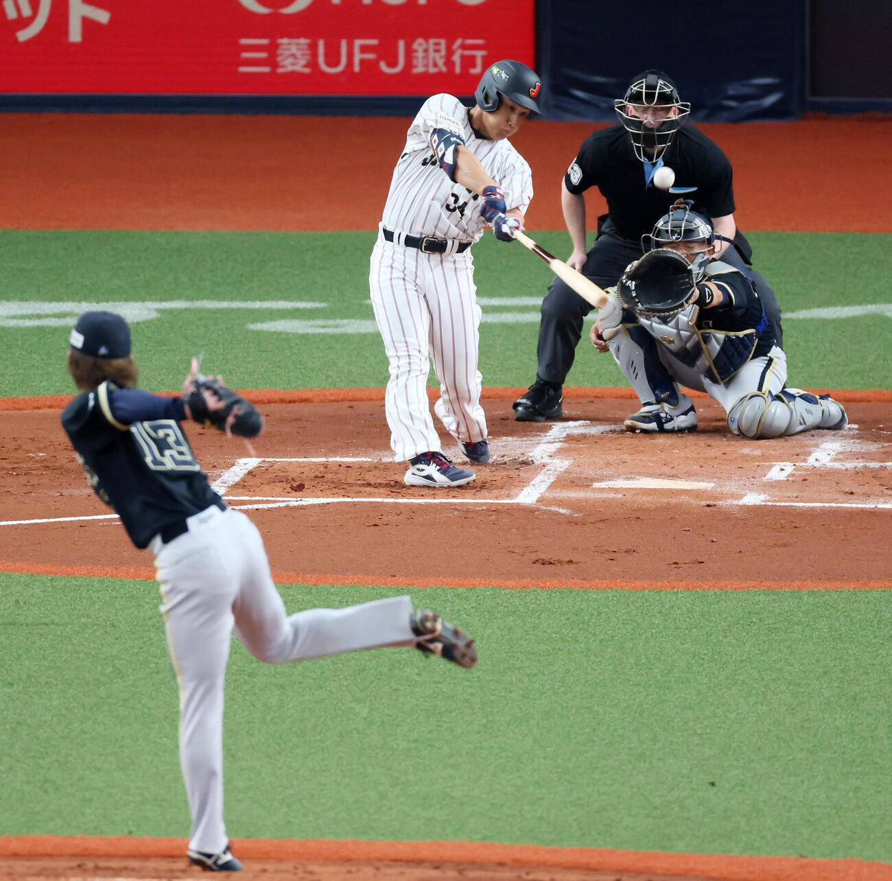 日本対オリックス　2回表日本1死、三飛を打ち上げる吉田。投手寺西（撮影・加藤哉）