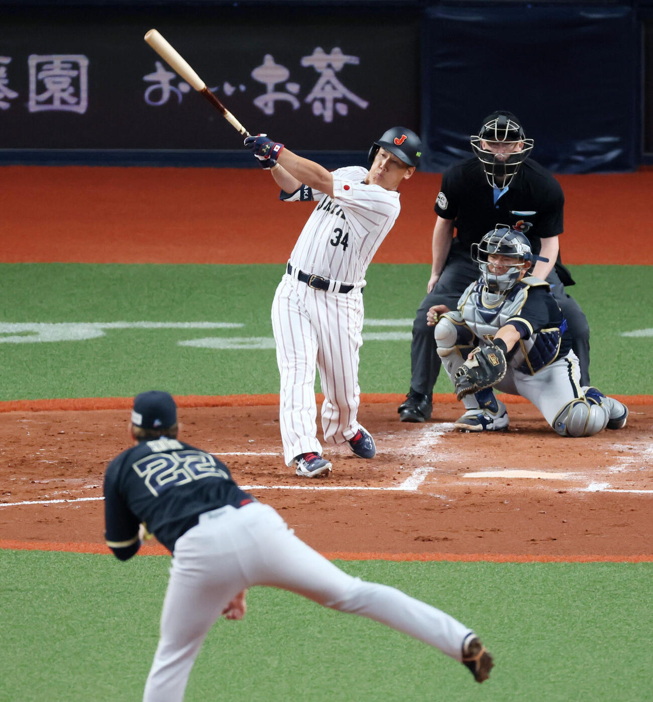 日本対オリックス　5回表日本1死、右越えソロ本塁打を放つ吉田。投手九里（撮影・加藤哉）