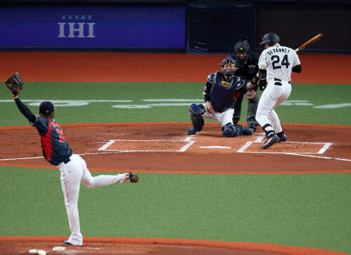 阪神対日本　2回裏阪神2死、ディベイニーは死球を受ける。投手高橋宏（撮影・加藤哉）