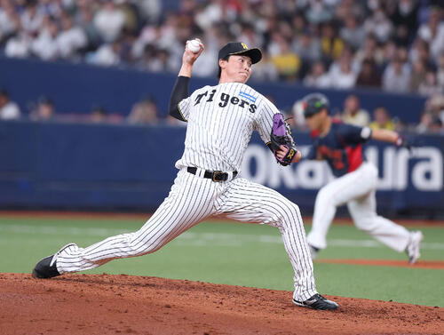 阪神対日本　7回表、4番手で登板する湯浅（撮影・河田真司）