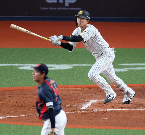 阪神対日本　8回裏阪神2死満塁、小幡は右越え適時3点二塁打を放つ。投手仲地（撮影・加藤哉）