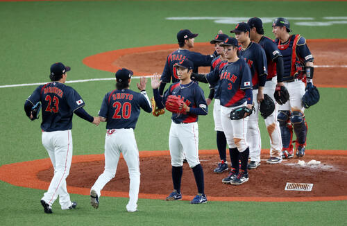 阪神対日本　阪神に勝利しマウンドでタッチする日本ナイン（撮影・加藤哉）