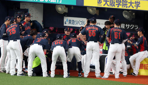 阪神対日本　　試合前の円陣を組む日本ナイン（撮影・加藤哉）