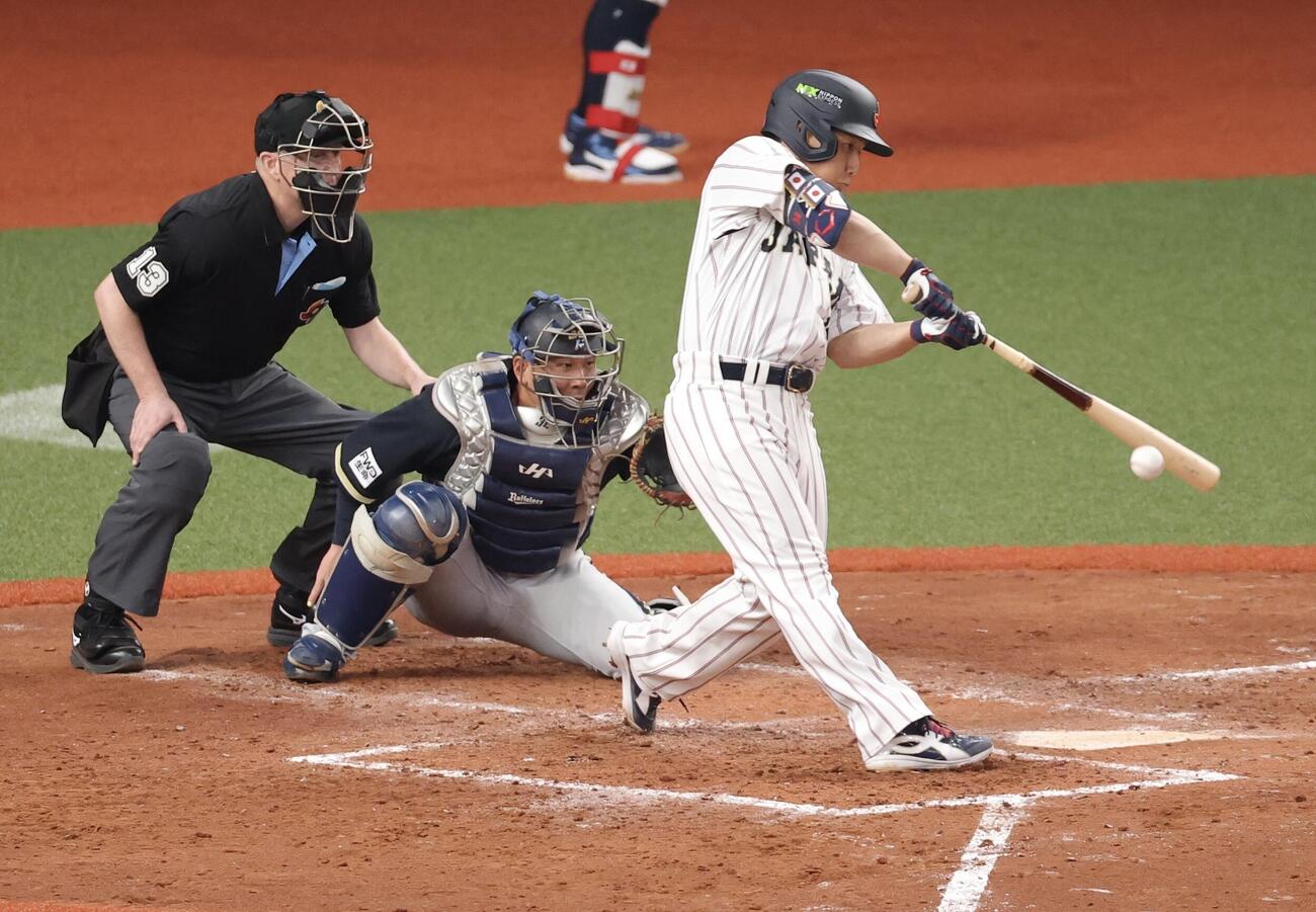 日本対オリックス　7回表日本2死一塁、右前打を放つ吉田（撮影・河田真司）