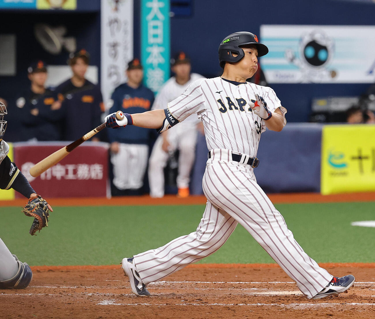 オリックス対日本　7回表日本2死一塁、吉田は右前打を放つ（撮影・上田博志）