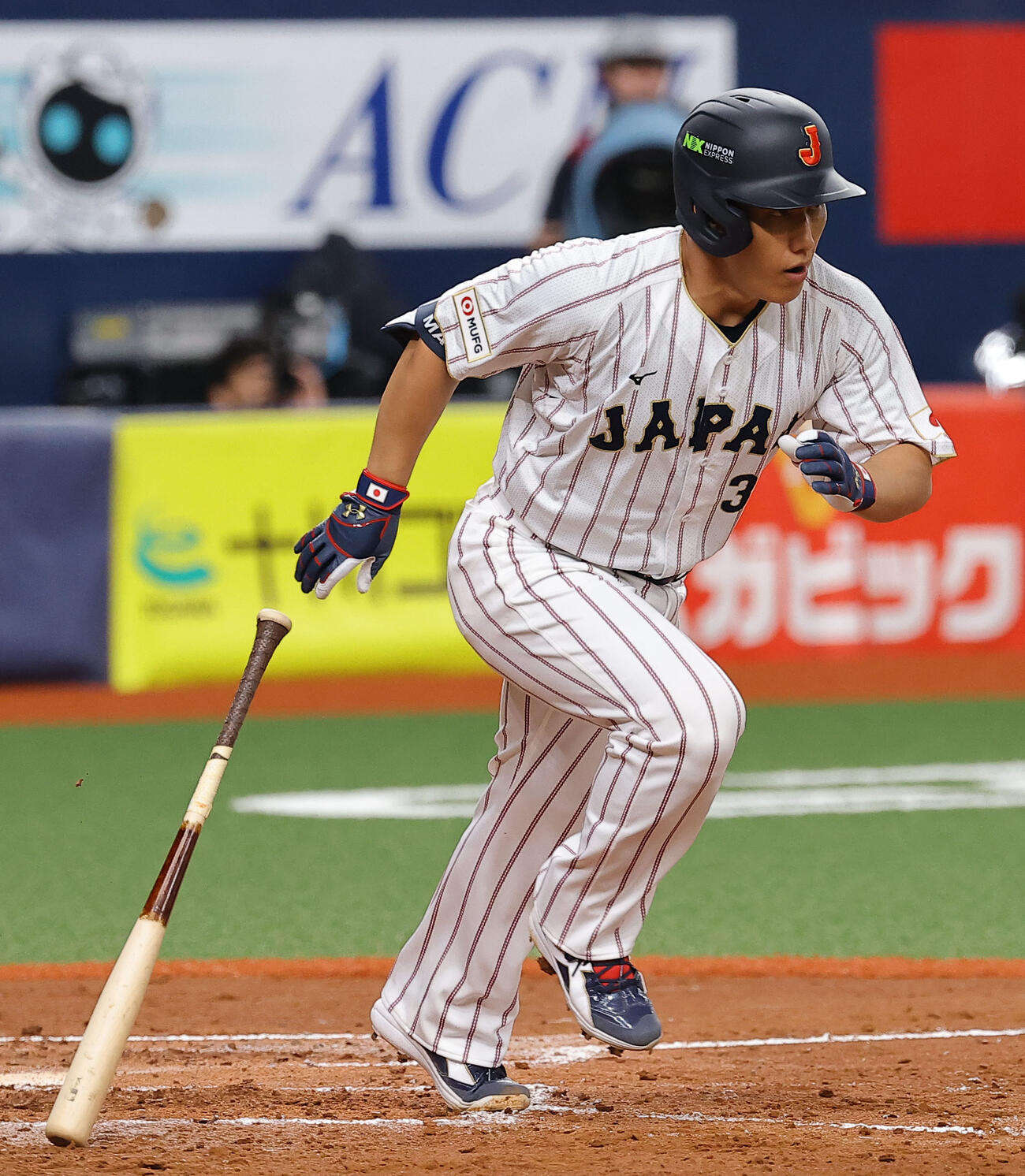 オリックス対日本　7回表日本2死一塁、吉田は右前打を放つ（撮影・上田博志）
