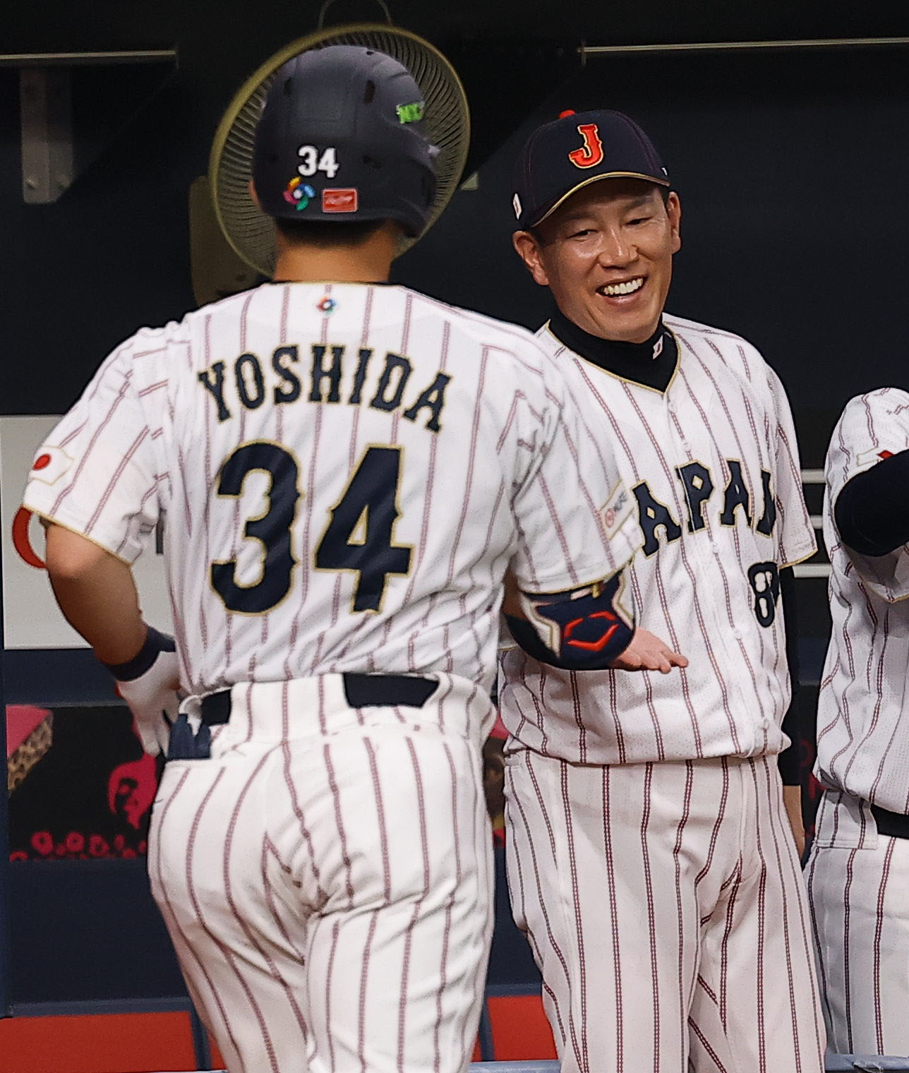 オリックス対日本　5回表日本1死、本塁打を放った吉田を笑顔で出迎える井端監督（撮影・上田博志）