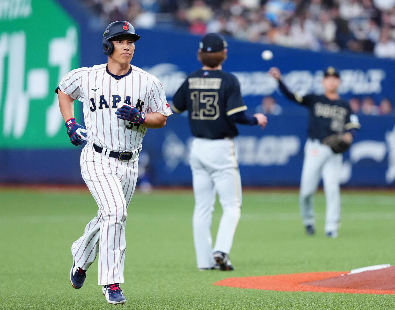 日本対オリックス　2回表日本1死、三飛に倒れる吉田（左）（撮影・垰建太）