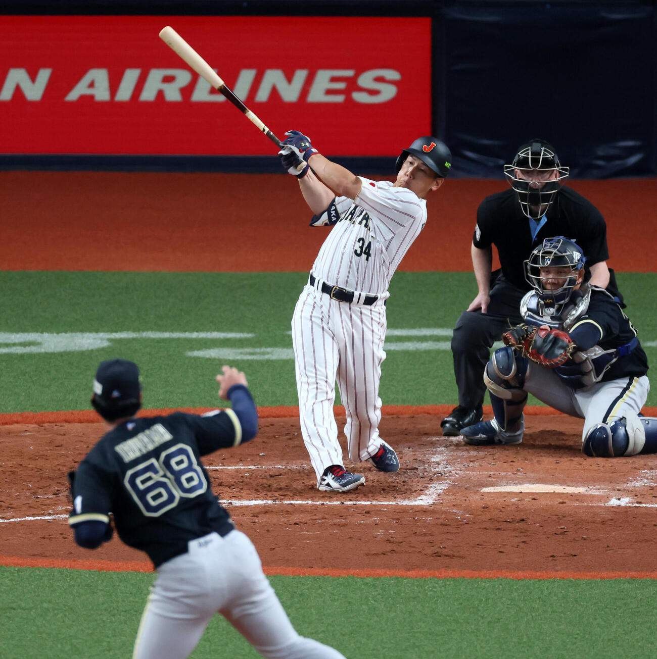 オリックス対日本　7回表日本2死一塁、吉田は右前打を放つ。投手入山（撮影・加藤哉）