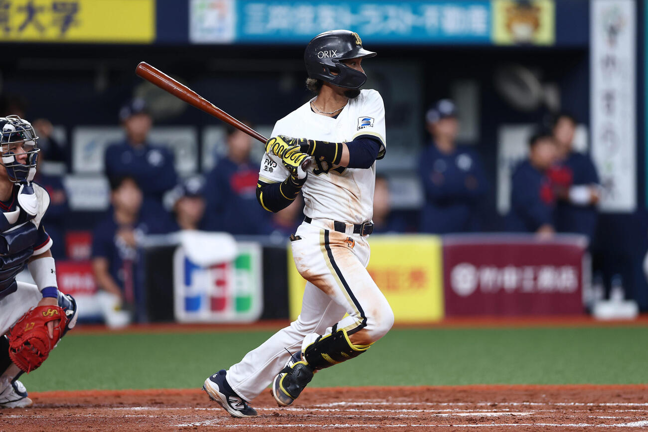 オリックス対韓国　4回裏オリックス2死満塁、中前2点適時打を放つ宗（撮影・前田充）
