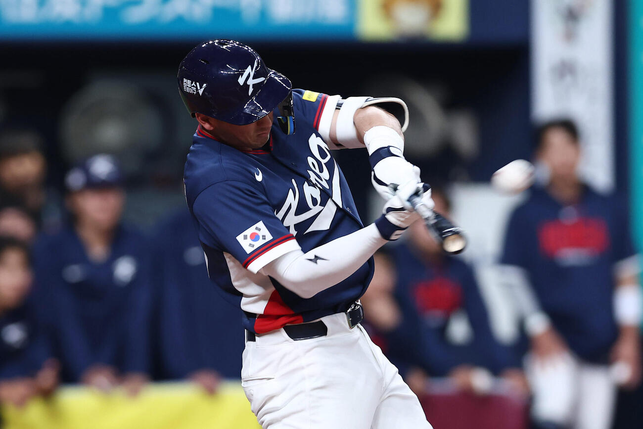 オリックス対韓国　5回表韓国1死、左越え本塁打を放つウィットコム（撮影・前田充）
