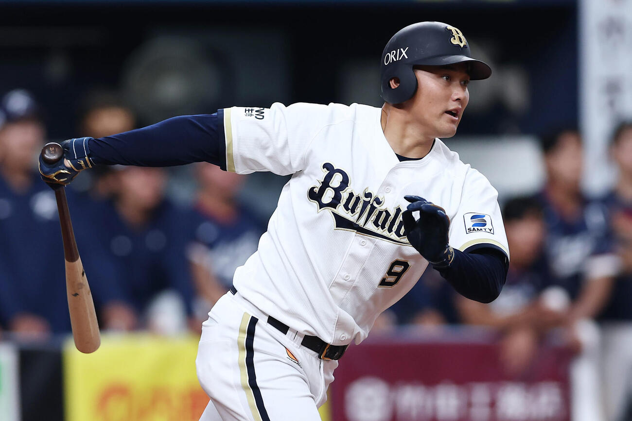 オリックス対韓国　8回裏オリックス2死二塁、右前適時打を放つ野口（撮影・前田充）