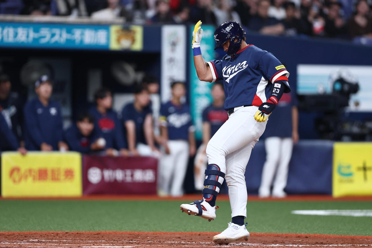 オリックス対韓国　9回表韓国無死、左越え本塁打を放った安賢民（撮影・前田充）