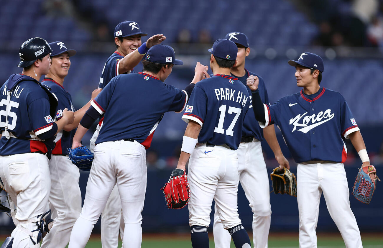 オリックス対韓国　オリックスに勝利し、タッチを交わして喜び合う韓国の選手たち（撮影・前田充）