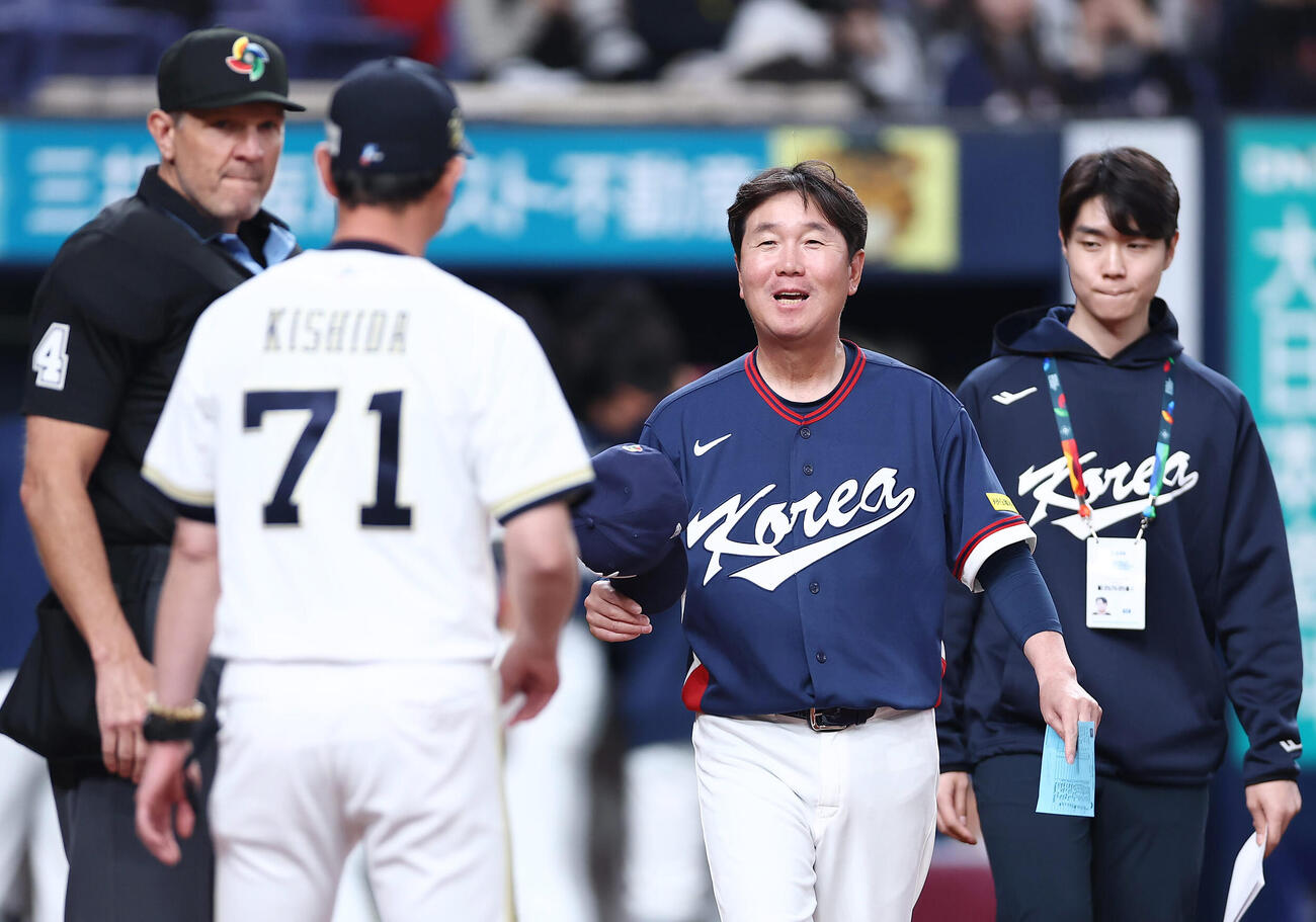オリックス対韓国　メンバー表交換でオリックス岸田監督（手前）とあいさつを交わす韓国柳志■（■は火ヘンに玄）監督（右から2人目）（撮影・前田充）