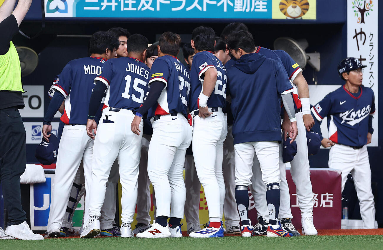 オリックス対韓国　試合前、円陣を組む韓国の選手たち（撮影・前田充）