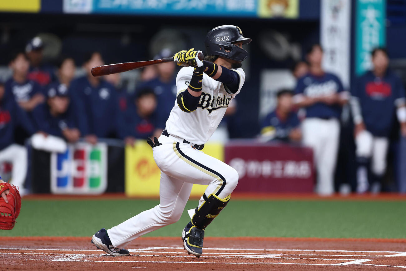 オリックス対韓国　1回裏オリックス無死、中前打を放つ宗（撮影・前田充）