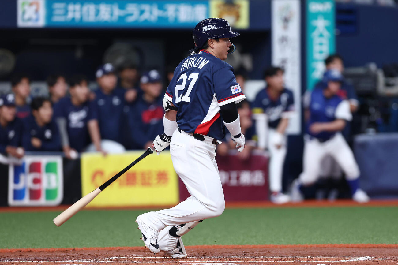 オリックス対韓国　2回表韓国1死満塁、先制の左前適時打を放つ朴東原（撮影・前田充）