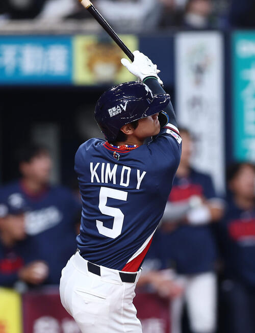 オリックス対韓国　2回表韓国2死一、三塁、左中間へ3点本塁打を放つ金倒永（撮影・前田充）