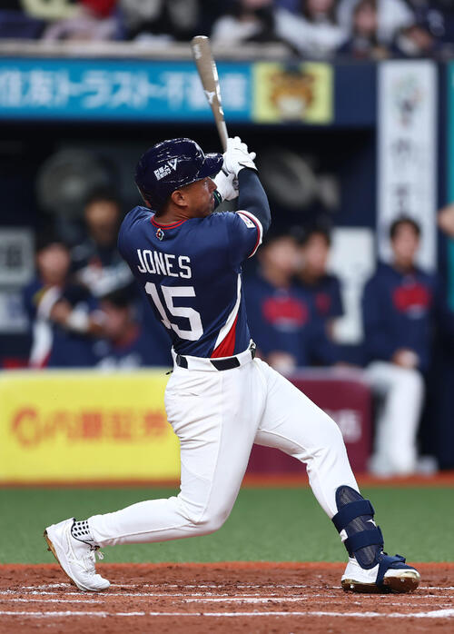 オリックス対韓国　4回表韓国2死、左前打を放つジョーンズ（撮影・前田充）