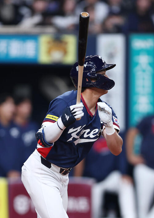 オリックス対韓国　4回表韓国2死一塁、中前打を放つ李政厚（撮影・前田充）