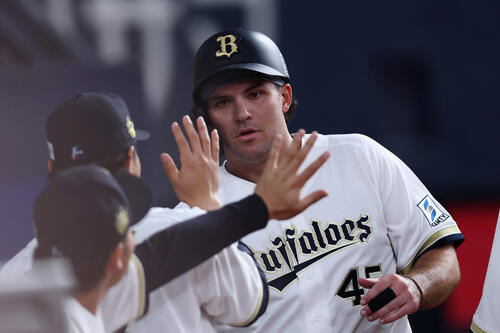 オリックス対韓国　4回裏オリックス2死満塁、宗の2点適時打で生還したシーモア（撮影・前田充）