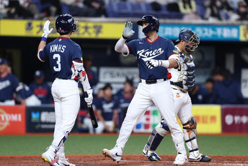 オリックス対韓国　5回表韓国1死、左越え本塁打を放ったウィットコム（中央）（撮影・前田充）