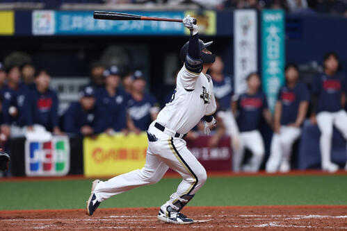 オリックス対韓国　8回裏オリックス2死二、三塁、中犠飛を放つ来田（撮影・前田充）
