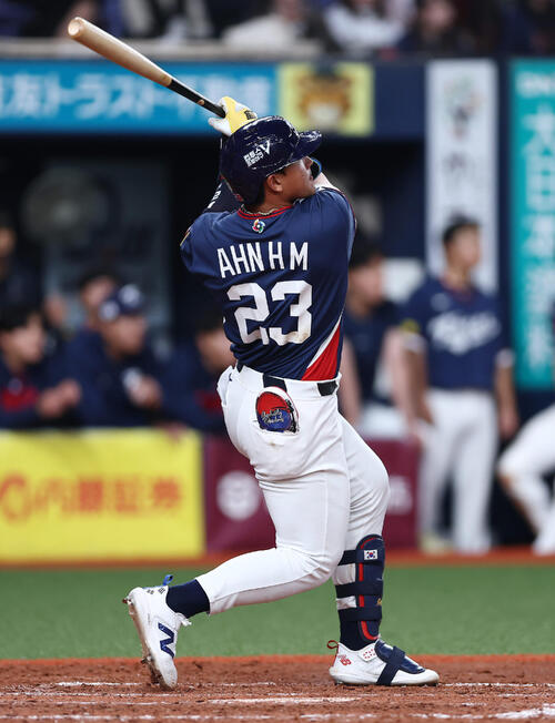 オリックス対韓国　9回表韓国無死、左越え本塁打を放つ安賢民（撮影・前田充）
