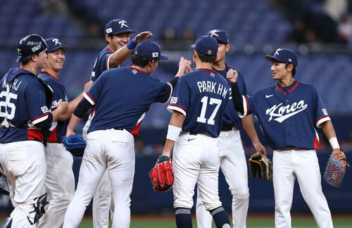 オリックス対韓国　オリックスに勝利し、タッチを交わして喜び合う韓国の選手たち（撮影・前田充）