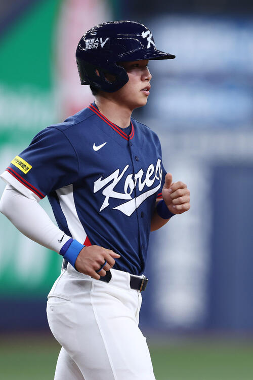 オリックス対韓国　2回表韓国1死一、二塁、四球で出塁する金慧成（撮影・前田充）